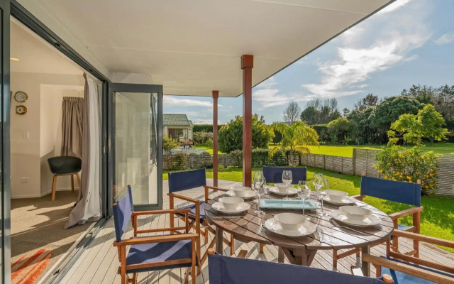 Sunlight Bach - Whitianga Holiday Home