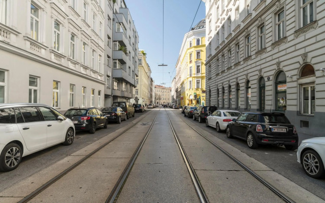 Prater Balcony Suite by ichbucheAT