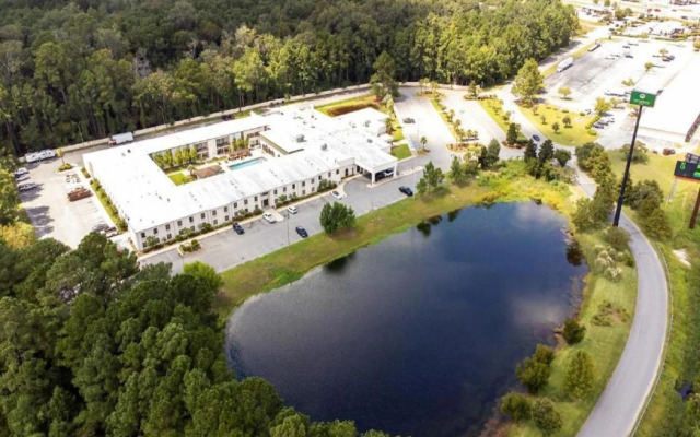 Cottonwood Suites Savannah Hotel & Conference Center