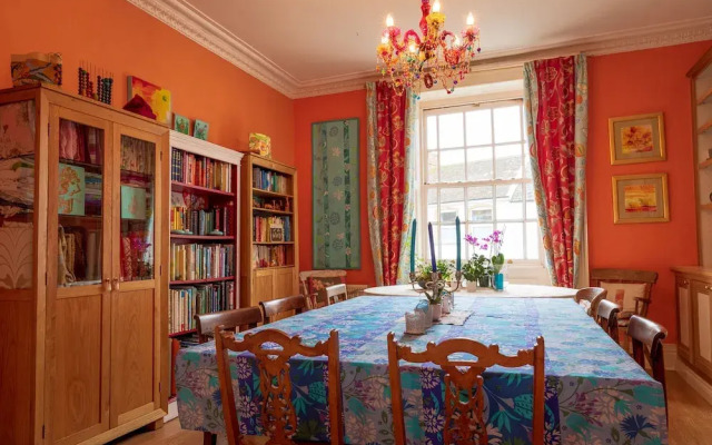 Artsy 5-bed House w/ Garden