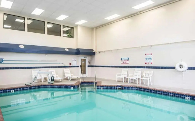 Econo Lodge Blackwell - I-35