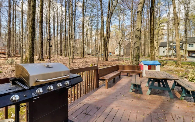 Spacious Pocono Lake House Near Skiing & Swimming!