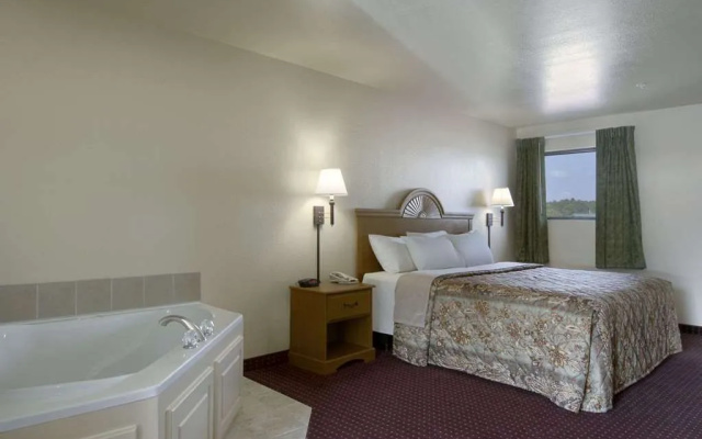 Days Inn by Wyndham Centre