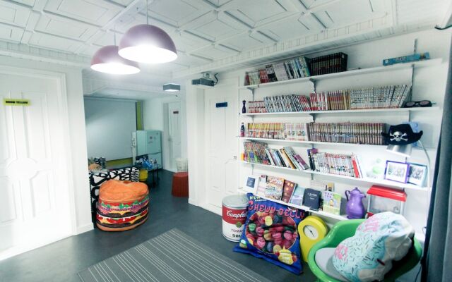 Travelholic Guesthouse - Hostel