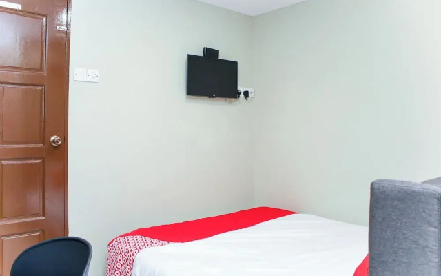 OYO 90338 Prima Saujana Budget Hotel