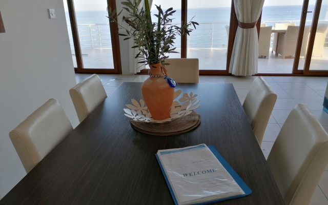 Sea Cliff Villa, 4 Beds, Sleeps 2- 8, Free Wifi,
