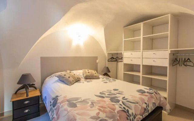 Rez-de-chaussée centre ville d'Embrun 3 étoiles