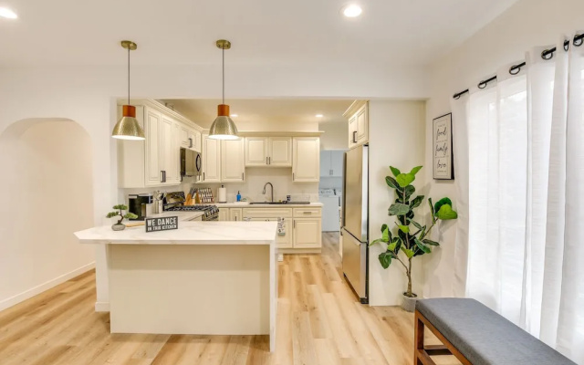 East Los Angeles Home - 7 Mi to Downtown!