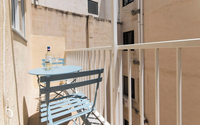 Few Minutes Walk of The Strand 1-bedroom Apartment