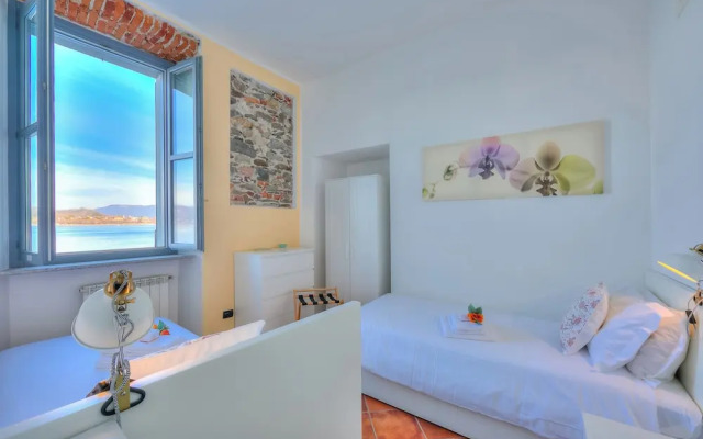 La Dolce Vita Pied Dans L' Eau