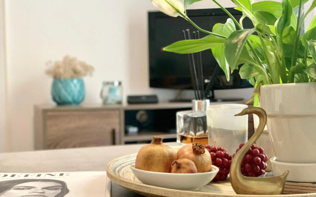 Nadia's apartment , Athens