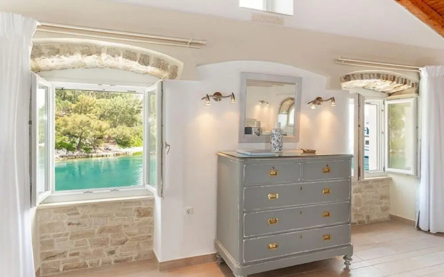 The Harbour House - Waterfront 1 Bedroom Suite