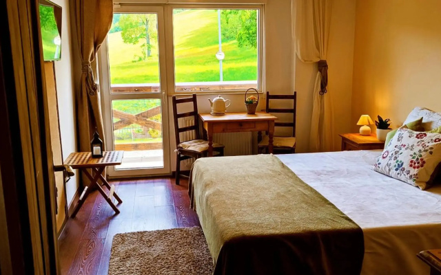 Gorski Widok Karpacz Apartamenty i Pokoje- Salon Kominkowy