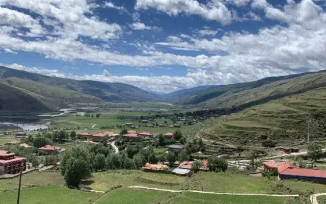 Rouhau White House Hotel