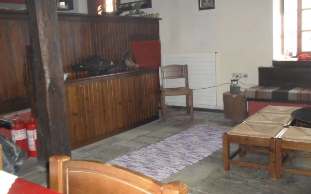 Traditional Guest Home Dimou