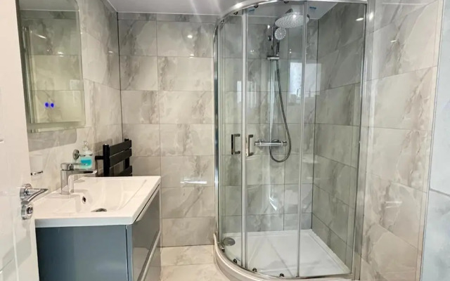 Cozy 2 Bed Property in High Wycombe Tn