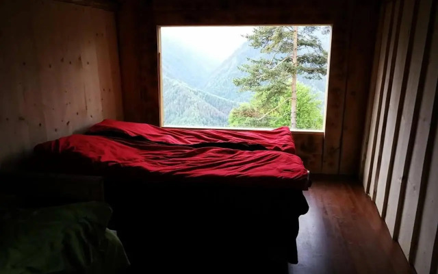 Heshkili huts Svaneti