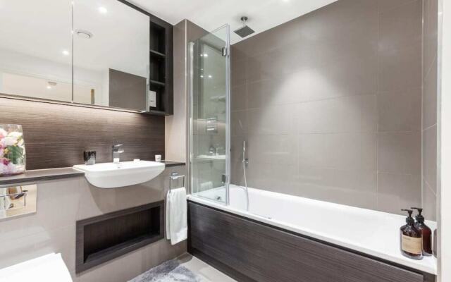 Stunning One Bed Apt W/balcony and Riverview in Greenwich