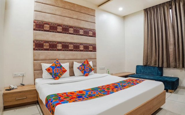 Fabhotel Om Palace
