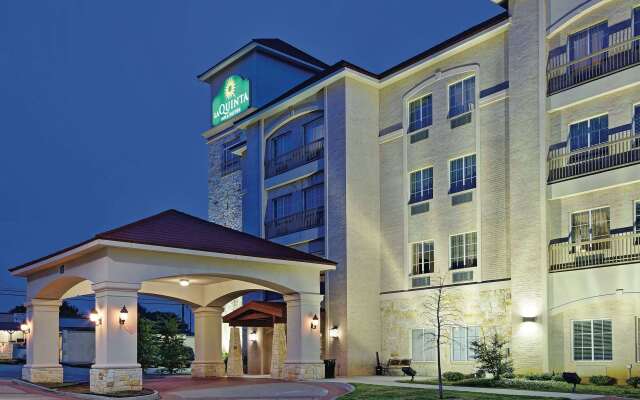 La Quinta Inn & Suites by Wyndham DFW Airport West - Euless