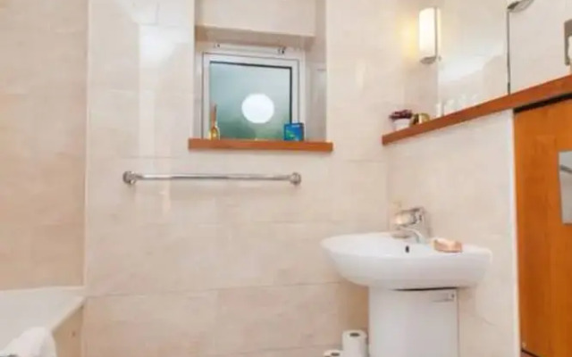 Holyrood Residence - Luxury Apartment With Parking