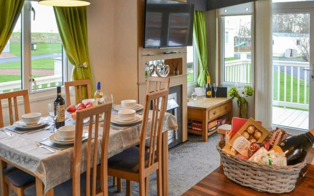 Apple Tree Lodge, Hot Tub, 3 Bedroom, 2 Bars
