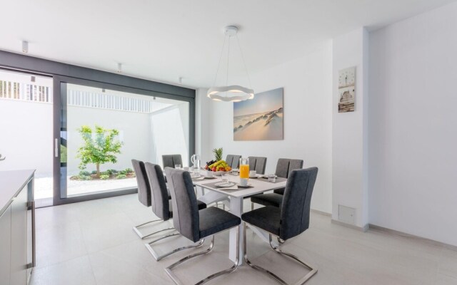 Luxury Villa Pax With Heated Infinity Pool, 8 Sleeps