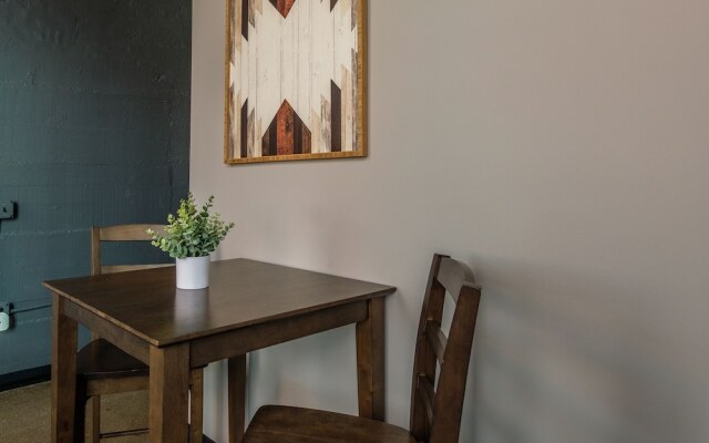 Strip District Apts with Wifi by Frontdesk