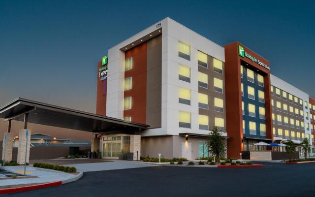 Holiday Inn Express & Suites Las Vegas - E Tropicana, an IHG Hotel