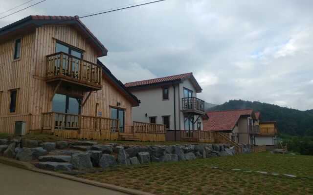 Daegwallyeong Solbawee Log-Housing Pension