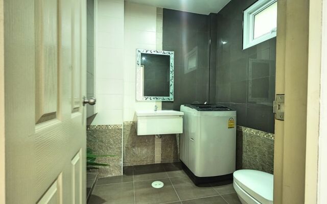 Airport Condo by Younique Travel