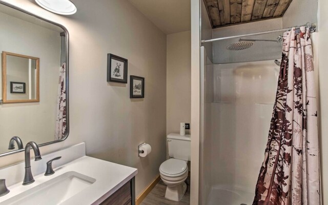 Modern Cabin - 2 Mi to Speelyi Beach!