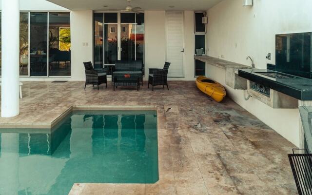 Breathtaking Beach Villa, Feel the Inviting Vibe!