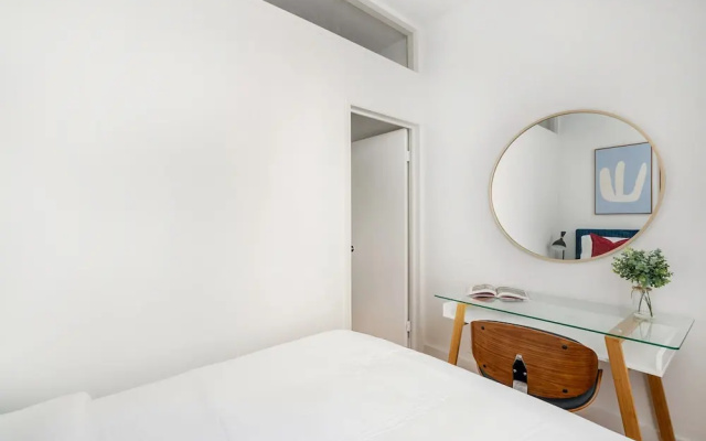 444-1a Beautiful 1BR Midtown West