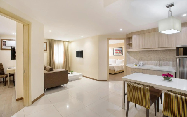 Golden Prince Hotel and Suites