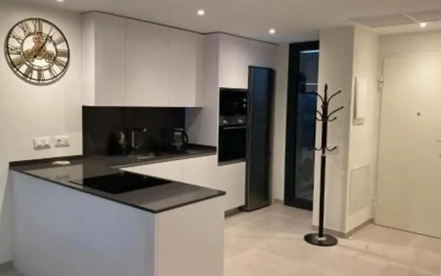 6 Guests - 3 Bedrooms - Private Garden - Pool