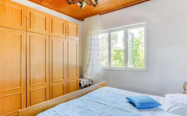 Simplistic Apartment in Šibenik near Sea Beach