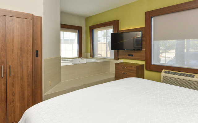 Holiday Inn Express & Suites Corona by IHG