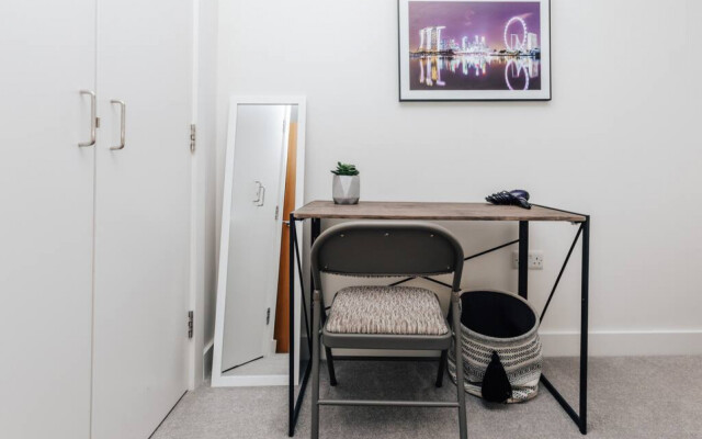 Central Modern Flat Sleeps 6 - Dedicated Parking - From 125 Per Night