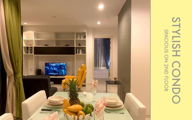 Stylish Condo w. Pool View 2F