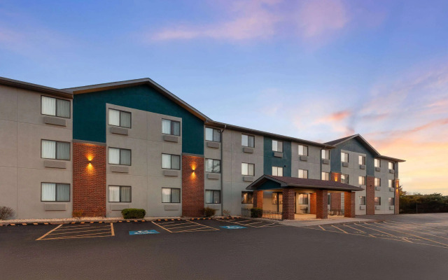 Super 8 by Wyndham Romeoville Bolingbrook