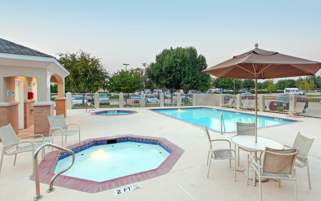 Holiday Inn Express & Suites DFW - Grapevine by IHG