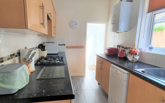 3-bed House With Superfast Wi-fi, DW Lettings 15vr