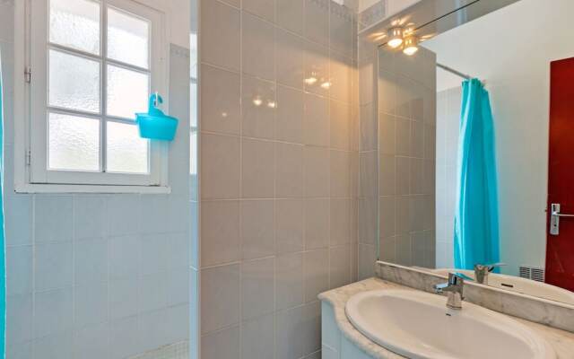 Beautiful Apartment in Mèze with Swimming Pool