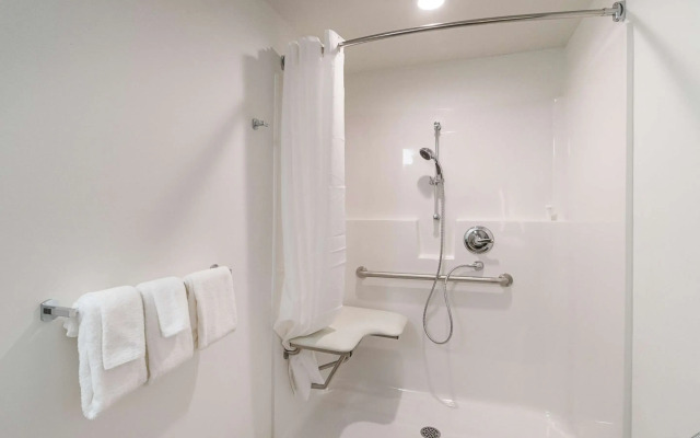 Studio 6-Bruderheim, AB