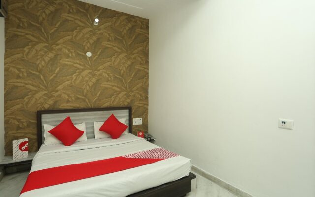 OYO 8607 Hotel Sky Inn