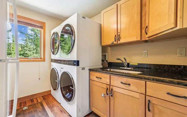 Friendly Fox Chalet 8 Bedroom Home by RedAwning