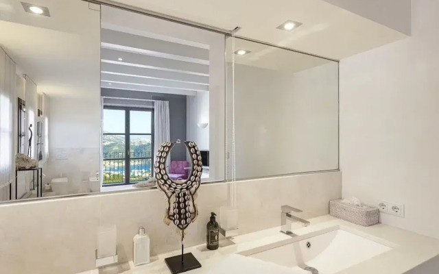 Majestic Villa With Harbour Views