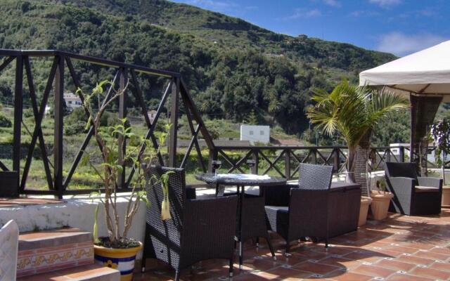 Rustic Holiday Home With Balcony and sea View