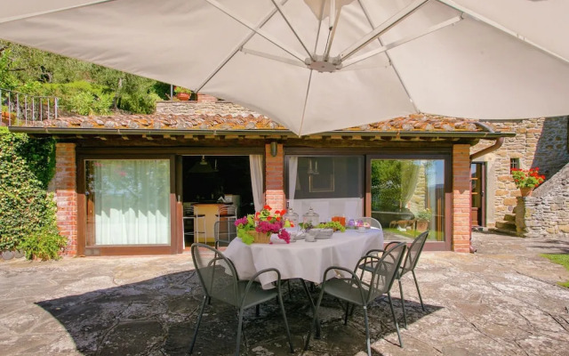 Villa in Cortona With Pool & Hill Views